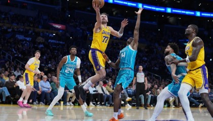 bob半岛体育平台-爆大冷！湖人117-135输黄蜂，东契奇空砍39分，詹姆斯空创NBA纪录